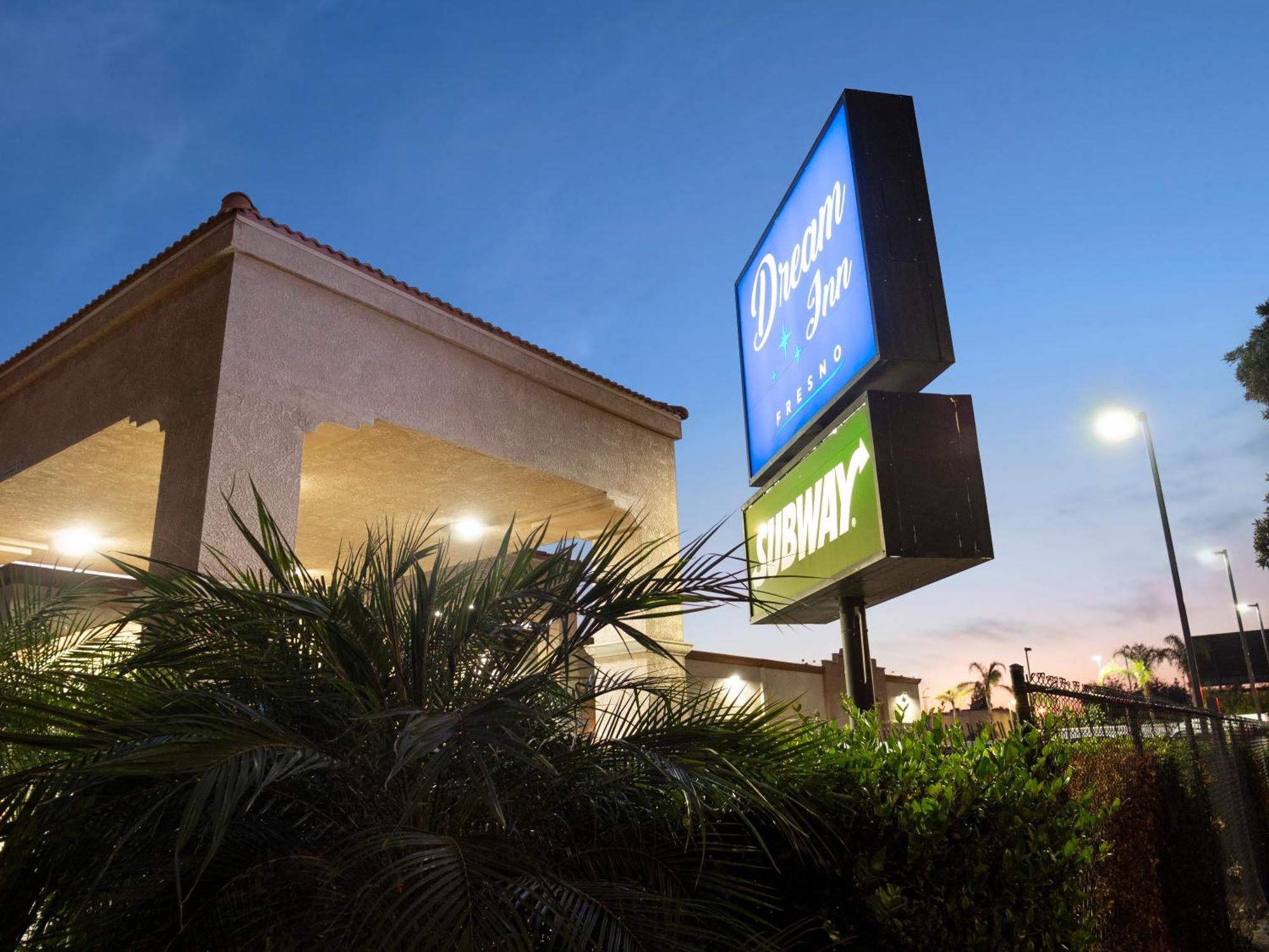 Dream Inn Fresno Exterior photo