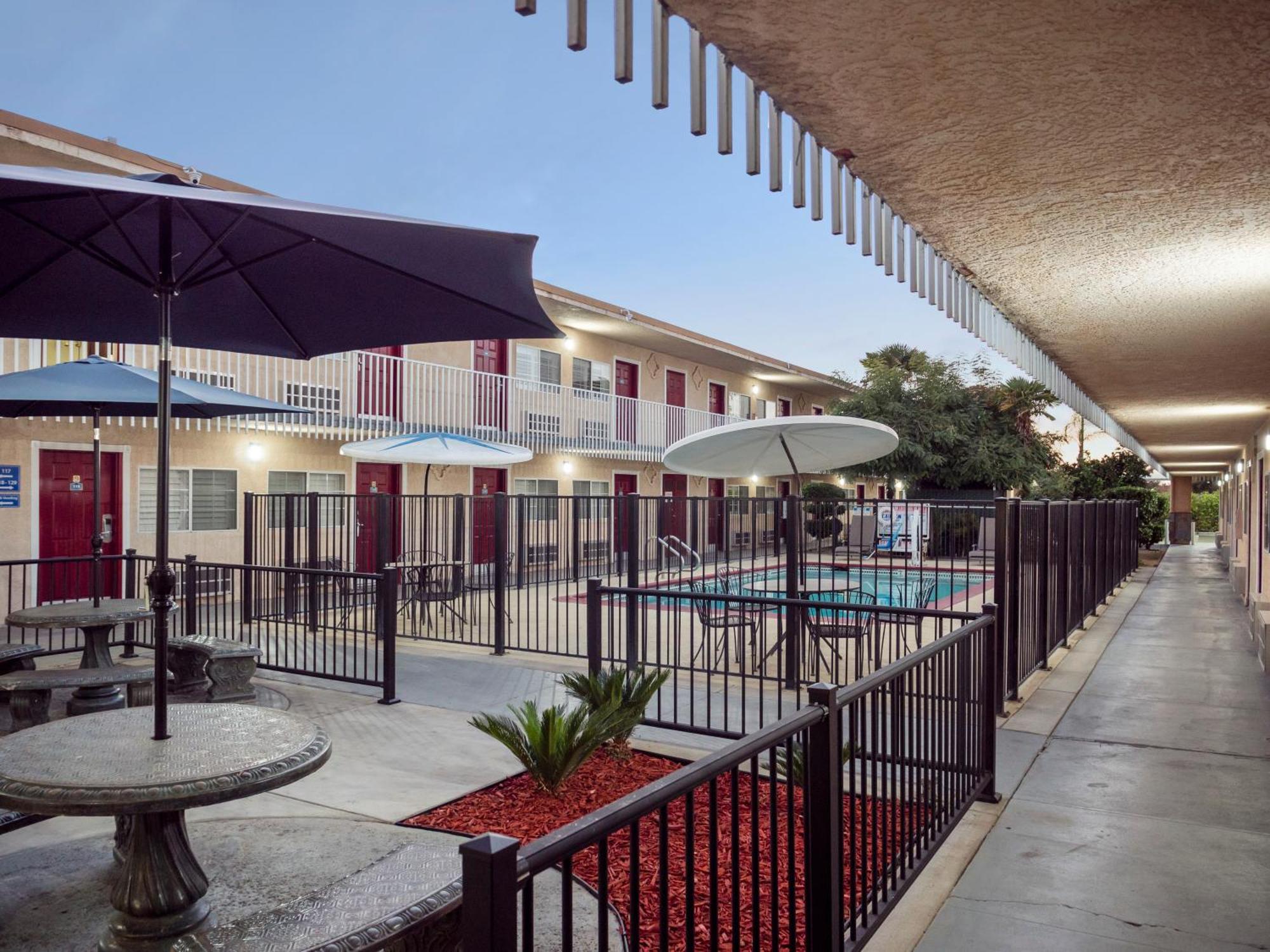 Dream Inn Fresno Exterior photo
