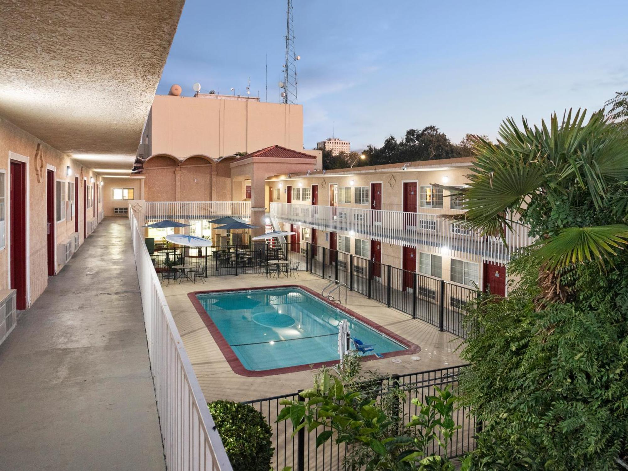Dream Inn Fresno Exterior photo